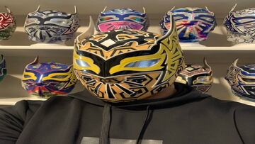 Sin Cara con la máscara del Wolverhampton