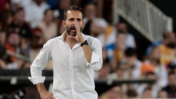 VALENCIA 27/08/2023.- El técnico del Valencia Rubén Baraja da instrucciones a sus jugadores durante el partido correspondiente a la Jornada 3 de LaLiga que enfrenta a Valencia y Osasuna este domingo en Mestalla. EFE/ Ana Escobar
