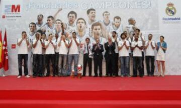 El Real Madrid de baloncesto visita el Ayuntamiento y la Comunidad de Madrid después de haber conseguido el titulo de la liga Endesa