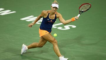 Angelique Kerber devuelve una bola a Elena Vesnina durante su partido en el BNP Paribas Open de Indian Wells.