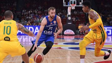 Martin Kriz (C) of the Czech Republic dribbles next to Brazil&#039;s Alex Garcia (L) during the Basketball World Cup Group K second round game between Brazil and Czech Republic in Shenzhen on September 7, 2019. (Photo by Nicolas ASFOURI / AFP)