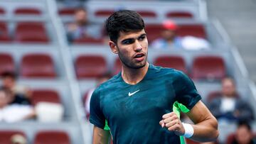 Carlos Alcaraz celebra un punto en su partido contra Lorenzo Musetti en el China Open.