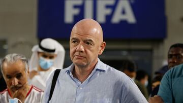 Dubai (United Arab Emirates), 08/01/2021.- FIFA President Gianni Infantino (2-L) attends an exhibition soccer match played by International legend players including Emiratis players and UAE officials in Gulf emirate of Dubai, United Arab Emirates, 08 Janu