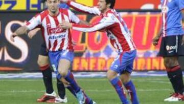 <b>CARA Y CRUZ. </b>Imagen de la celebración del gol sportinguista. Mientras Valera, Raúl García y Perea se lamentan del error, Barral y De las Cuevas festejan la diana.