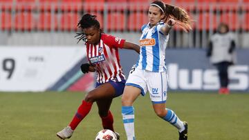 Ludmila, del Atl&eacute;tico, disputa un bal&oacute;n ante una jugadora de la Real Sociedad.