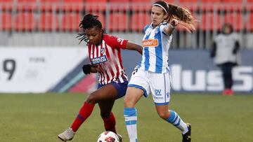 Ludmila, del Atl&eacute;tico, disputa un bal&oacute;n ante una jugadora de la Real Sociedad.