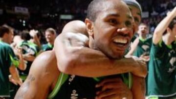 <b>EL HÉROE. </b>McIntyre, autor del triple de la victoria en el último segundo (a la derecha), recibe el abrazo de Fitch, el mejor del Unicaja.