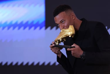 El jugador francés del Real Madrid, Kylian Mbappé, posa con el premio de Bota de Oro 2024/25.