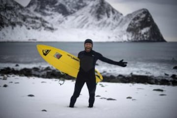 La leyenda del surf, Tom Carroll, disfruta como un niño en el Ártico