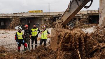 Un equipo de la UME trabaja en el barranco del Poyo, a 4 de noviembre de 2024, en Godelleta, Valencia, Comunidad Valenciana (España). La DANA ha dejado, por el momento, 210 víctimas mortales en Valencia, con pueblos devastados, restricciones de movilidad y carreteras cortadas. Para hoy, está activa la Emergencia Situación 2 por inundaciones en toda la provincia de Valencia y en toda la provincia de Castellón. A pesar de que se ha restablecido el 95% de la electricidad, según Iberdrola, la mayoría de los pueblos afectados por las inundaciones continúan sin gas.
04 NOVIEMBRE 2024
Eduardo Manzana / Europa Press
04/11/2024