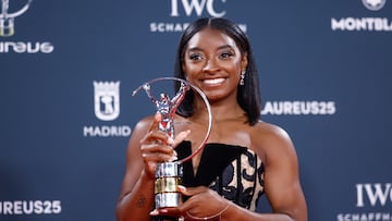 MADRID, 21/04/2025.- La gimnasta estadounidense Simone Biles posa con su galardón "Deportista mundial del año" durante la ceremonia de entrega de los Premios Laureus que se celebra hoy lunes en Madrid. EFE/ Daniel González.