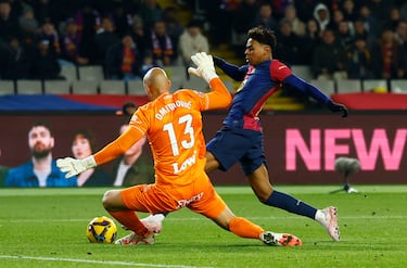 Dmitrovic soporta como un sherpa la mochila de Joan García