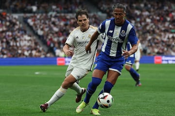 Fernando Morientes y Bruno Alves durante un momento del partido.