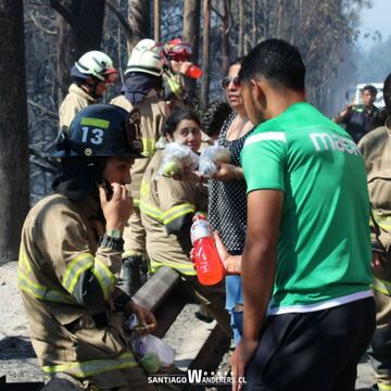 El plantel del cuadro caturro salió a la ruta, y le regaló bebidas isotónicas a los voluntarios que combaten los incendios en al región.