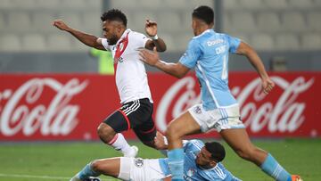 AME1765. LIMA (PERÚ), 25/05/2023.- Ignacio da Silva (abajo) de Sporting Cristal disputa un balón con Miguel Borja (i) de River Plate hoy, en un partido de la Copa Libertadores entre Sporting Cristal y River Plate en el estadio Nacional del Perú, en Lima (Perú). EFE/Paolo Aguilar