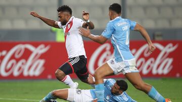 AME1765. LIMA (PERÚ), 25/05/2023.- Ignacio da Silva (abajo) de Sporting Cristal disputa un balón con Miguel Borja (i) de River Plate hoy, en un partido de la Copa Libertadores entre Sporting Cristal y River Plate en el estadio Nacional del Perú, en Lima (Perú). EFE/Paolo Aguilar
