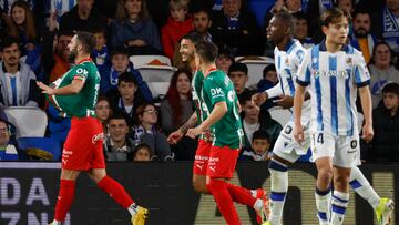 Rioja celebra el gol con el balón.