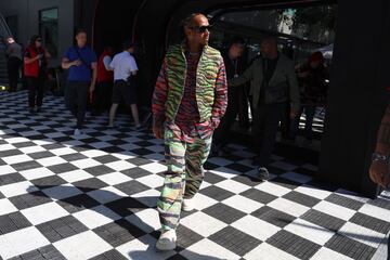 El piloto británico de Mercedes, Lewis Hamilton, llegando al circuito de Albert Park en Melbourne.