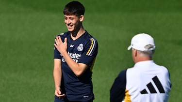 Güler sonríe durante un entrenamiento, ante la mirada de Ancelotti.