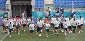 La selección esapñola se ejercita en el estadio Petrovsky.