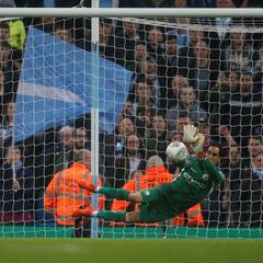 Un extraordinario Claudio Bravo le permitió avanzar al City