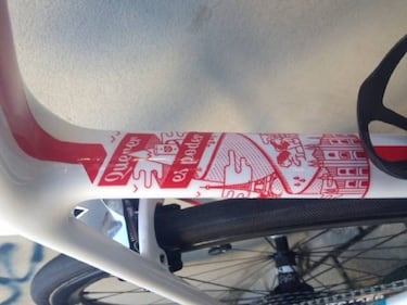Baño de masas de Contador con nuevo maillot y una curiosa bici