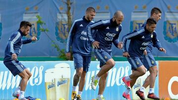 (L to R) Argentina's forwards Lautaro Acosta, Mauro Icardi, defenders Javier Mascherano, Milton Casco and midfielder Emiliano Rigoni take part in a training in Ezeiza, Buenos Aires on October 8, 2017 ahead of a 2018 FIFA World Cup South American qualifier football match against Ecuador to be held in Quito on October 10. / AFP PHOTO / ALEJANDRO PAGNI