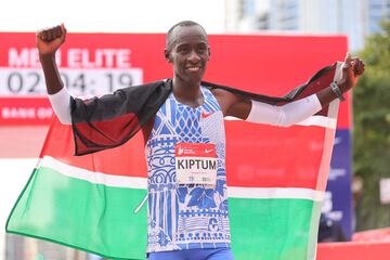 Kelvin Kiptum, con la bandera de Kenia, en Chicago.