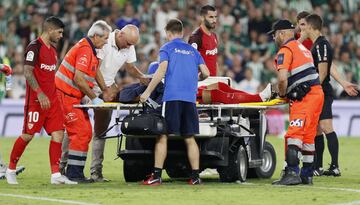 El defensa argentino del Sevilla FC Gabriel Mercado es evacuado del campo tras sufrir una lesión