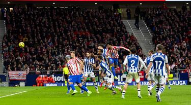 Paradón de Remiro ante el tiro raso de Hancko. El centro posterior de Ruggeri lo cabecea a la perfección el argentino, que se impuso ante todos.