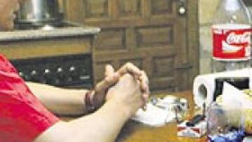 <b>MUY ATENTOS. </b>Francisco, con camiseta roja, y Mariano presenciado el partido en televisión.