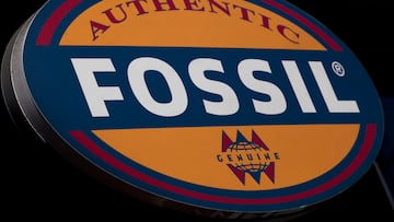 Fossil, the iconic Texas-based brand known for its watches, handbags, and accessories, is scaling back its physical retail presence.