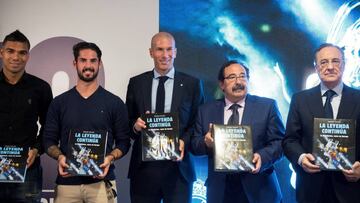 GRAF1175. MADRID, 27/10/2017.- El presidente del Real Madrid, Florentino P&eacute;rez (d), el entrenador, Zinedine Zidane (c), los jugadores &quot;Isco&quot; Alarc&oacute;n (2i), Carlos Casemiro (i) y el autor, Enrique Ortego (2d) durante el acto de presentaci&oacute;n del libro &lsquo;La leyenda contin&uacute;a. La Duod&eacute;cima, reyes de Europa&rsquo;, hoy en el estadio Santiago Bernab&eacute;u. EFE/Luca Piergiovanni