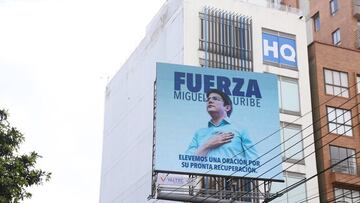 Bogotá. Junio 10 de 2025. En la Fundación Santa Fe de Bogotá siguen reuniéndose diferentes personas para orar por la vida del Senador y precandidato Miguel Uribe. (Colprensa - Lina Gasca)