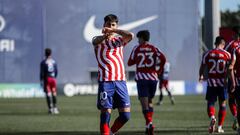 Carlos Martín celebra un gol con el Atlético B.