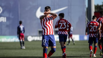 Carlos Martín celebra un gol con el Atlético B.