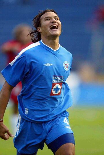 El central mexicano dio sus primeros pasos en el futbol profesional con Cruz Azul. Galindo despuntó rápidamente y fue llamado a la Selección Mexicana. En 2006 dejó las filas del equipo cementero sin conseguir el título de liga. En Europa jugó en el Hercules F.C., Grasshopper de Suiza y Eintracht Frankfurt de Alemania.