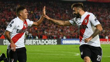 Juan Fernando Quintero y Lucas Pratto celebrando el gol de River Plate ante Santa Fe por Copa Libertadores