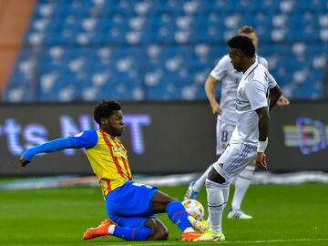 Riyadh (Saudi Arabia), 11/01/2023.- Valencia player Yunus Musah (L) in action against Real Madrid player Vinicius Junior during the Supercopa de Espana semi-final match between Real Madrid and Valencia, in Riyadh, Saudi Arabia, 11 January 2023. (Arabia Saudita, Estados Unidos) EFE/EPA/STR
