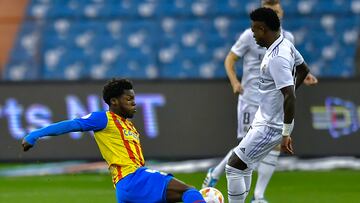 Riyadh (Saudi Arabia), 11/01/2023.- Valencia player Yunus Musah (L) in action against Real Madrid player Vinicius Junior during the Supercopa de Espana semi-final match between Real Madrid and Valencia, in Riyadh, Saudi Arabia, 11 January 2023. (Arabia Saudita, Estados Unidos) EFE/EPA/STR
