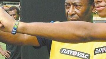 <b>PASADO Y PRESENTE. </b>Robinho ha ilusionado tanto a la 'torcida' del Santos como hizo Pelé hace años.