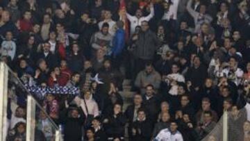 <b>POCOS BLANCOS. </b>En las gradas del campo del Espanyol se vieron el domingo muy pocas camisetas y bufandas del Madrid.