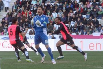 Los jugadores del Almería celebran el segundo gol de Macedo.