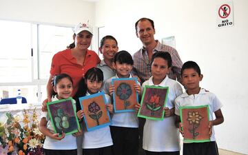 Desde hace varios años, la histórica golfista mexicana, Lorena Ochoa, inició una labor altruista importante, esto con la Fundación que lleva su nombre y la cual e dedica a ayudar a promover el desarrollo de niños de escasos recursos en nuestro país, por ello, la deportista realiza competencias para recaudar fondos y así poder seguir con el apoyo para los más necesitados. Esta institución lleva atendiendo desde 2004 y no sólo tiene escuelas de primera y secundaria, también ayuda a los niños con terapias psicológicas y promueve el deporte.