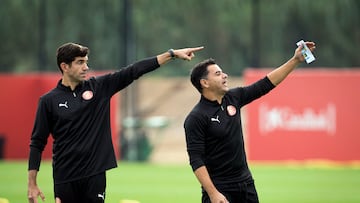 GRAFCAT074. VILABLAREIX (GIRONA), 04/11/2024.- El entrenador del Girona, Míchel Sánchez, y su segundo entrenador, Salvador Fúnez (i), durante un entrenamiento.