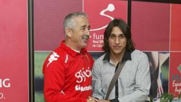 <b>BIENVENIDO. </b>Manolo Preciado da la bienvenida ayer al uruguayo Damián Suárez.