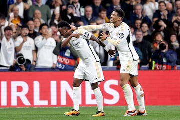 1-0. Jude Bellingham celebra con Vinicius el tanto que marca el brasileño en el minuto 65 de partido.