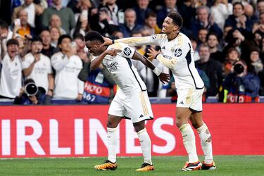 1-0. Jude Bellingham celebra con Vinicius el tanto que marca el brasileño en el minuto 65 de partido.