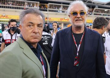 El empresario italiano Flavio Briatore (derecha) y el expiloto francés de Ferrari, Jean Alesi, se paran en la parrilla de salida antes del Gran Premio.