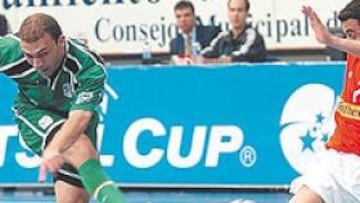 AL ATAQUE. Schumacher, del Boomerang Interviú, dispara ante la oposición de Ze Maria, del Benfi ca.